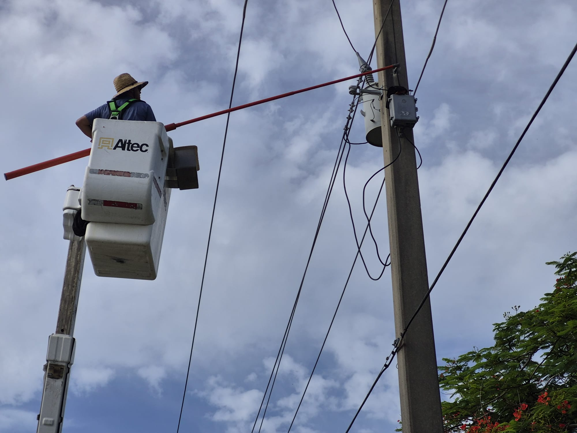 electrician working in Fort Lauderdale power line